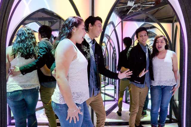 Amazing Mirror Maze Escape